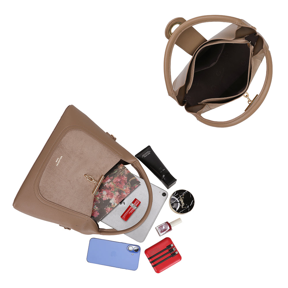 Intérieur zippé et doublé de La Mélisande taupe foncé, avec poches de rangement pour les essentiels – réf. KJ-62089-2