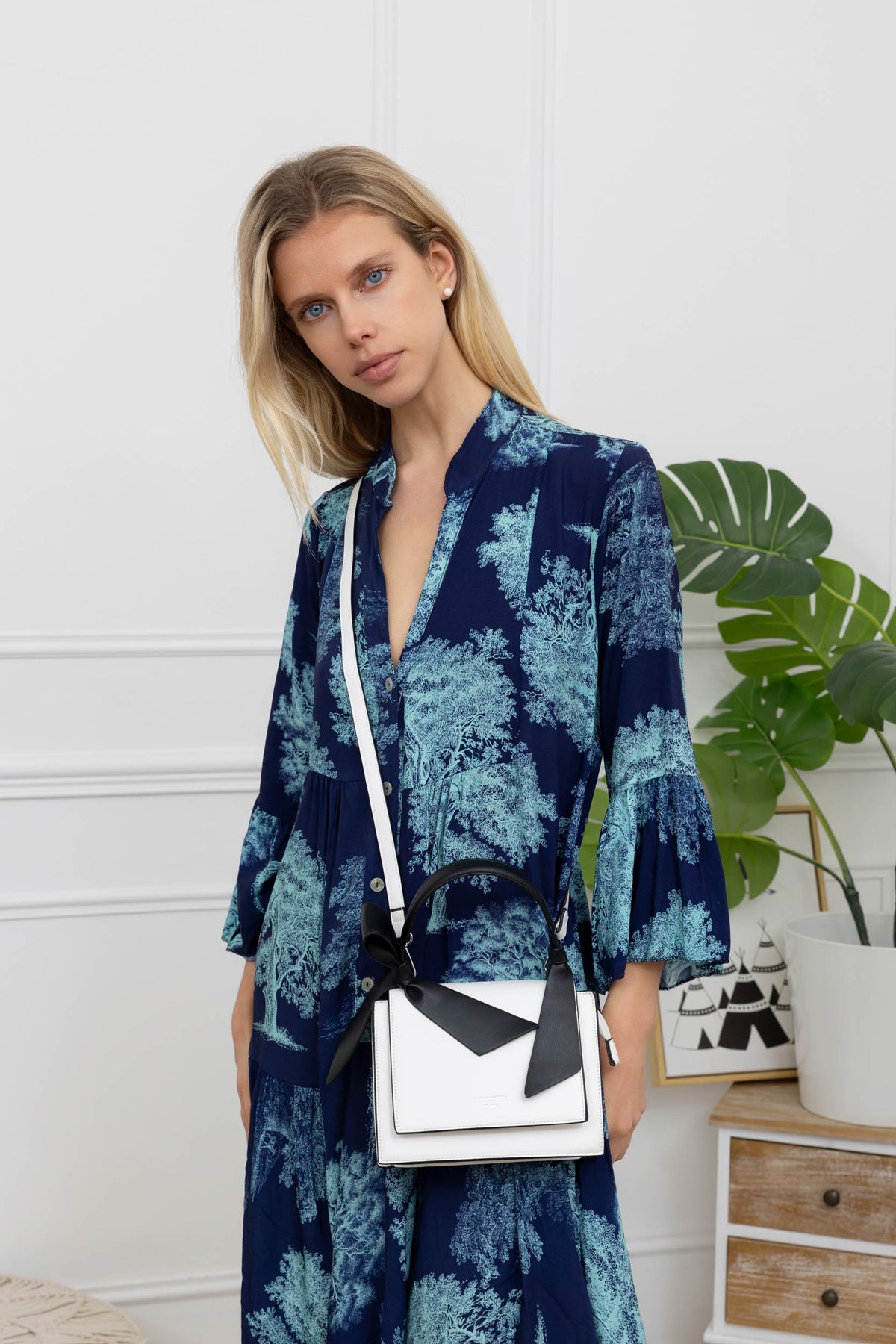 Sac à main femme Mignonne blanc porté : poignée nouée de nœuds noirs, format compact et élégant – réf. R-1551