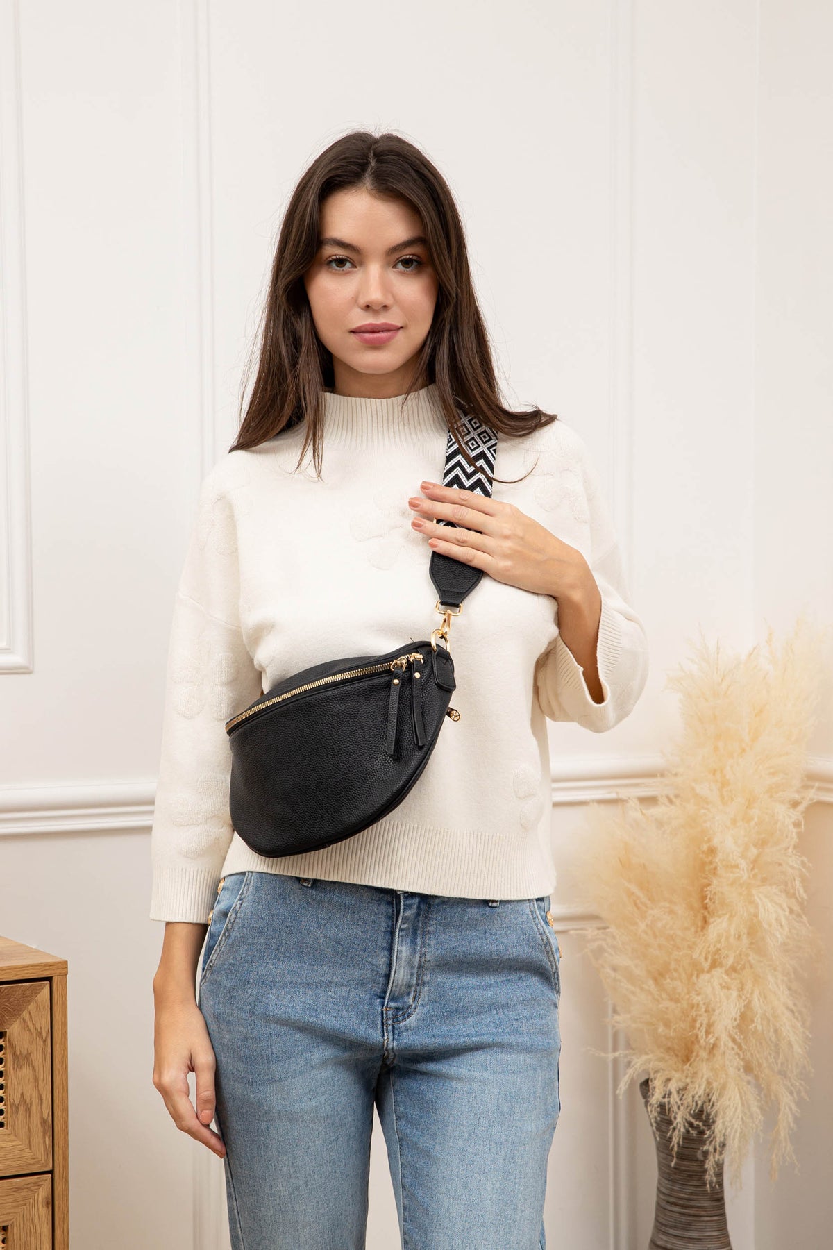 Sac banane Essentiel noir porté par une femme, sangle réglable au motif géométrique – réf. Z-83051