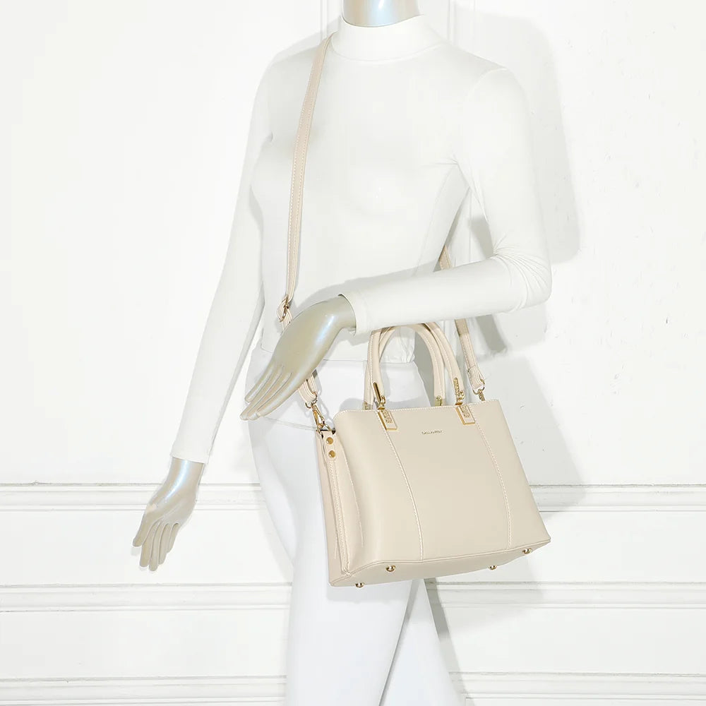 Sac à main Abyss beige porté par une femme, à la main ou à l’épaule avec sa bandoulière – réf. DQ-8699