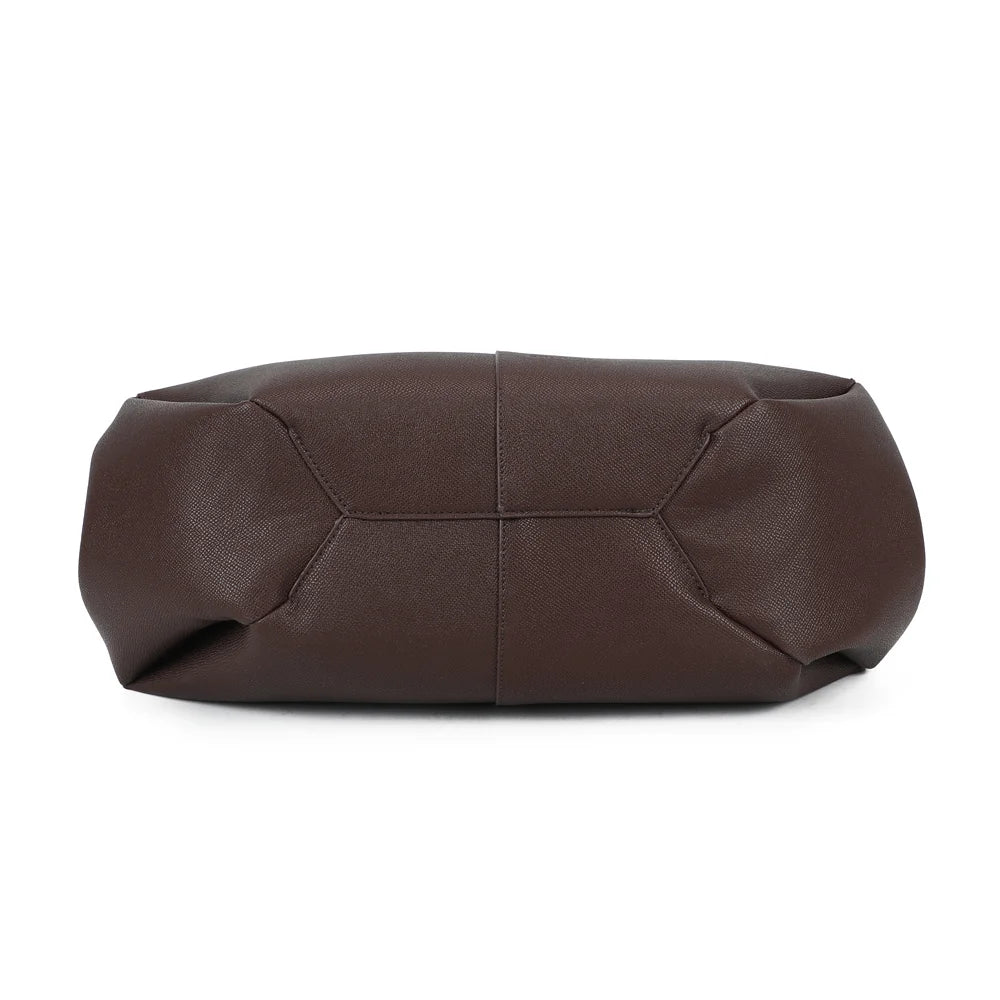 Dessous du sac Adriana café : un fond large pour poser le sac en toute stabilité – réf. R-1996