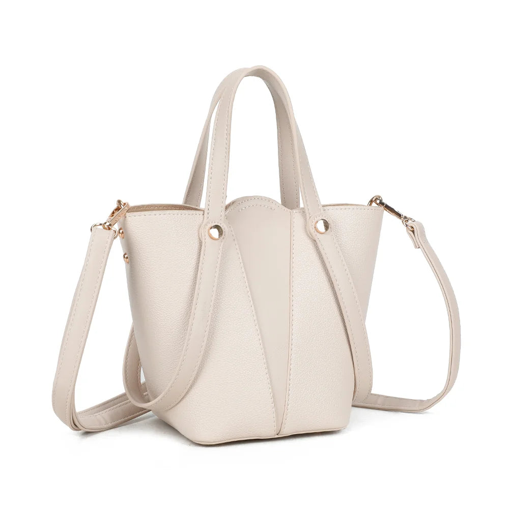 Airy Style beige de trois quarts : silhouette évasée et panneaux graphiques surpiqués – réf. Z-83093