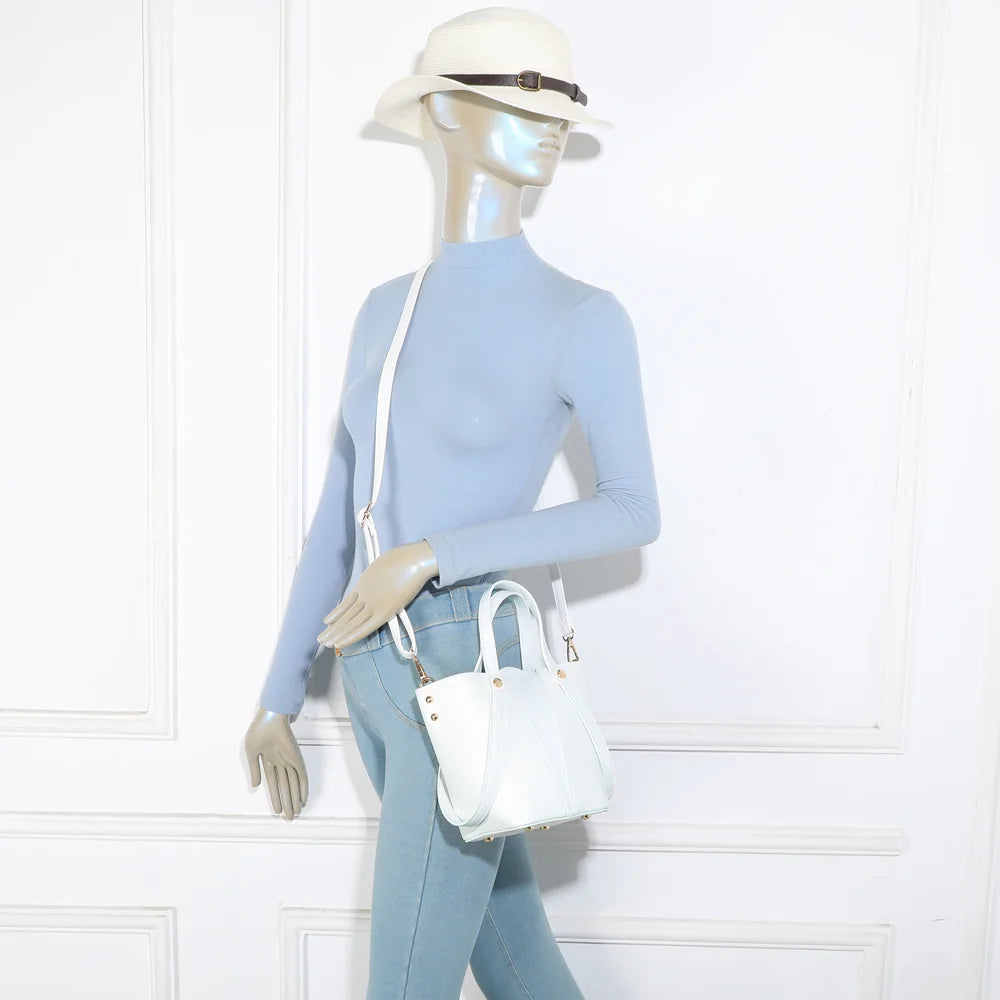 Airy Style blanc porté par une femme, à la main ou avec sa bandoulière amovible – réf. Z-83093