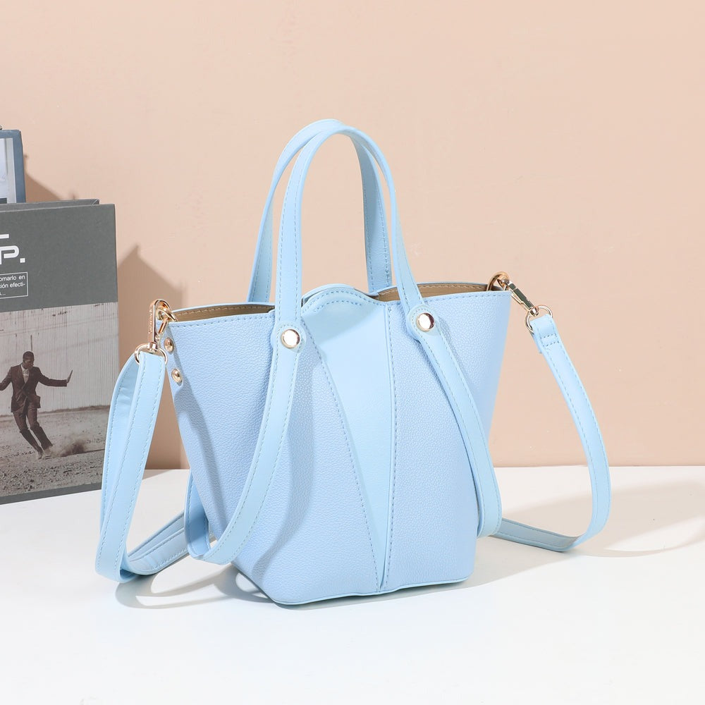 Sac à main Airy Style bleu clair mis en scène dans un décor – visuel d’ambiance créé avec l’IA – Gallantry Paris