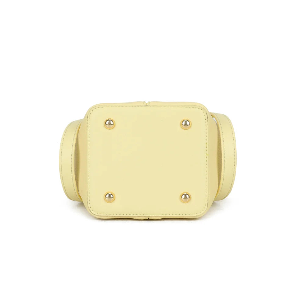 Dessous du Airy Style jaune, une base compacte qui garde la forme structurée du sac – réf. Z-83093