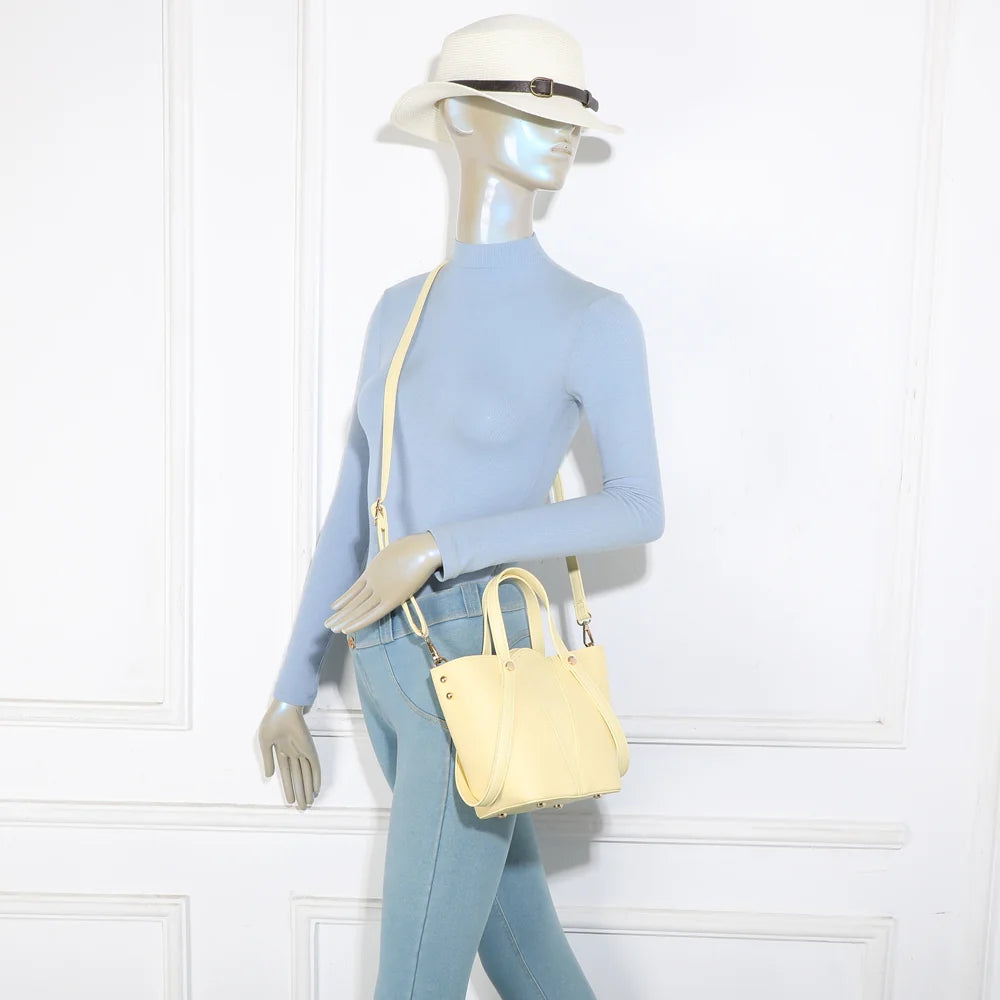 Airy Style jaune porté par une femme, à la main ou avec sa bandoulière amovible – réf. Z-83093