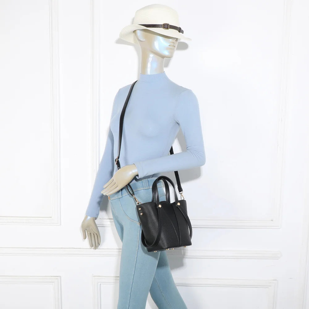 Airy Style noir porté par une femme, à la main ou avec sa bandoulière amovible – réf. Z-83093