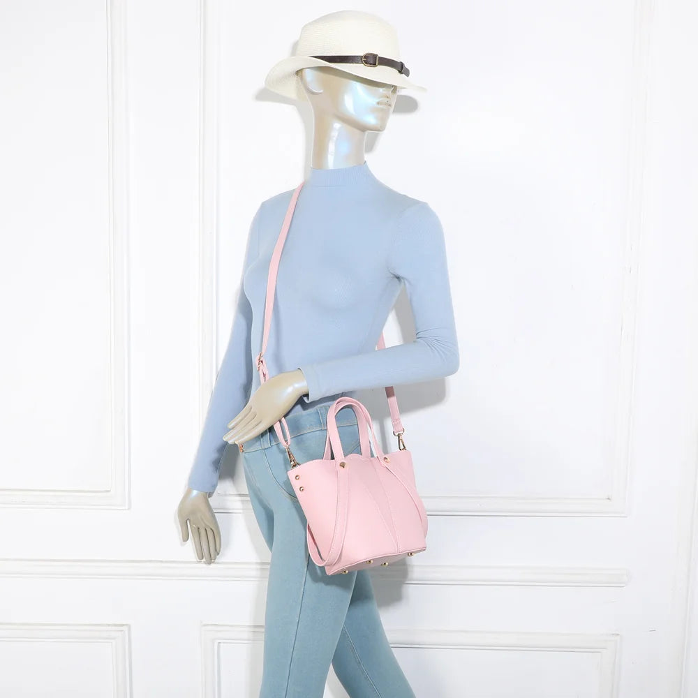 Airy Style rose porté par une femme, à la main ou avec sa bandoulière amovible – réf. Z-83093