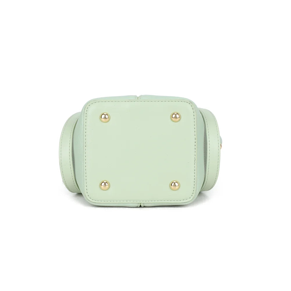 Dessous du Airy Style vert clair, une base compacte qui garde la forme structurée du sac – réf. Z-83093