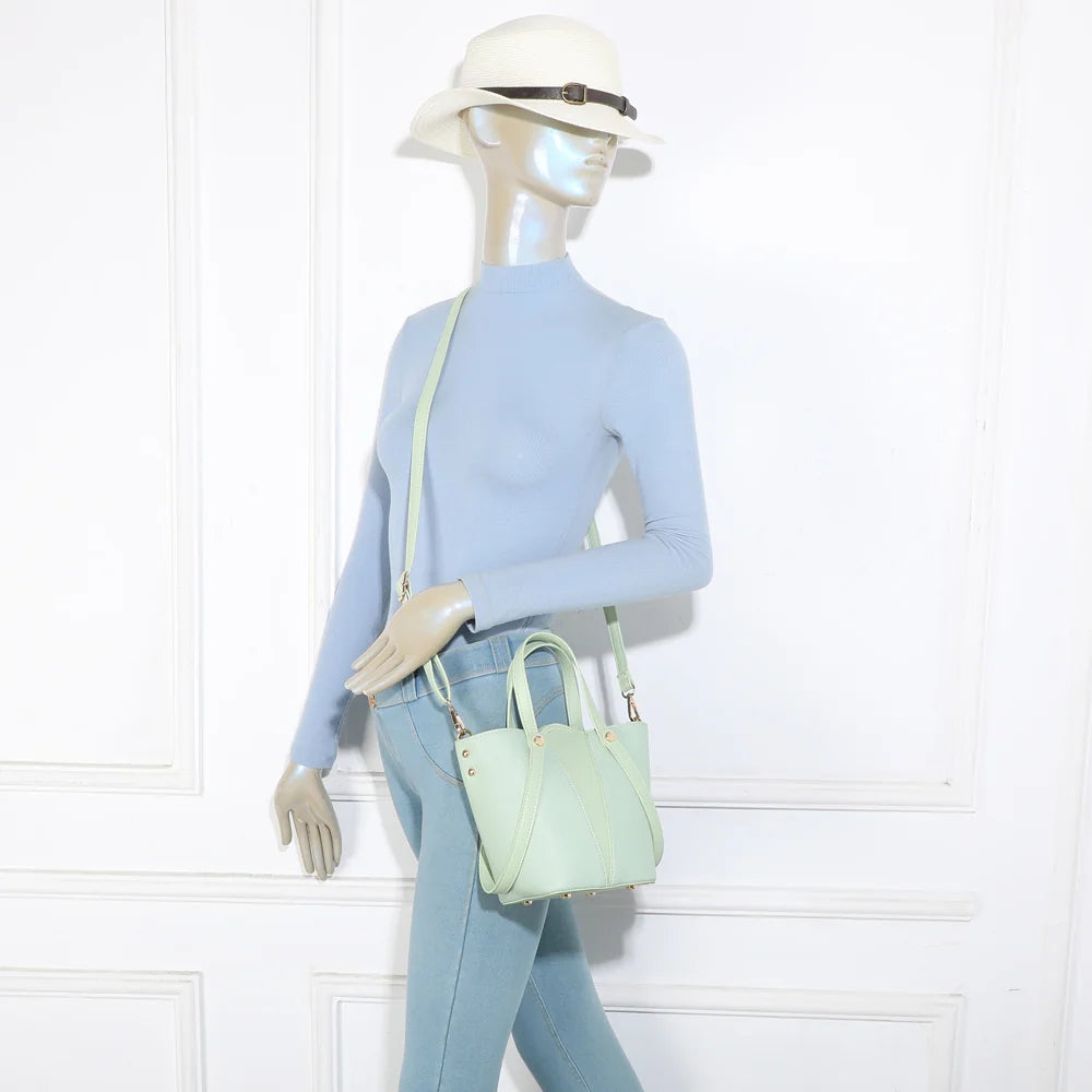 Airy Style vert clair porté par une femme, à la main ou avec sa bandoulière amovible – réf. Z-83093
