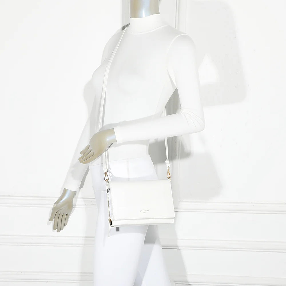 Pochette Alessia blanc portée par une femme en bandoulière, à l’épaule ou en travers – réf. SF-69006-1