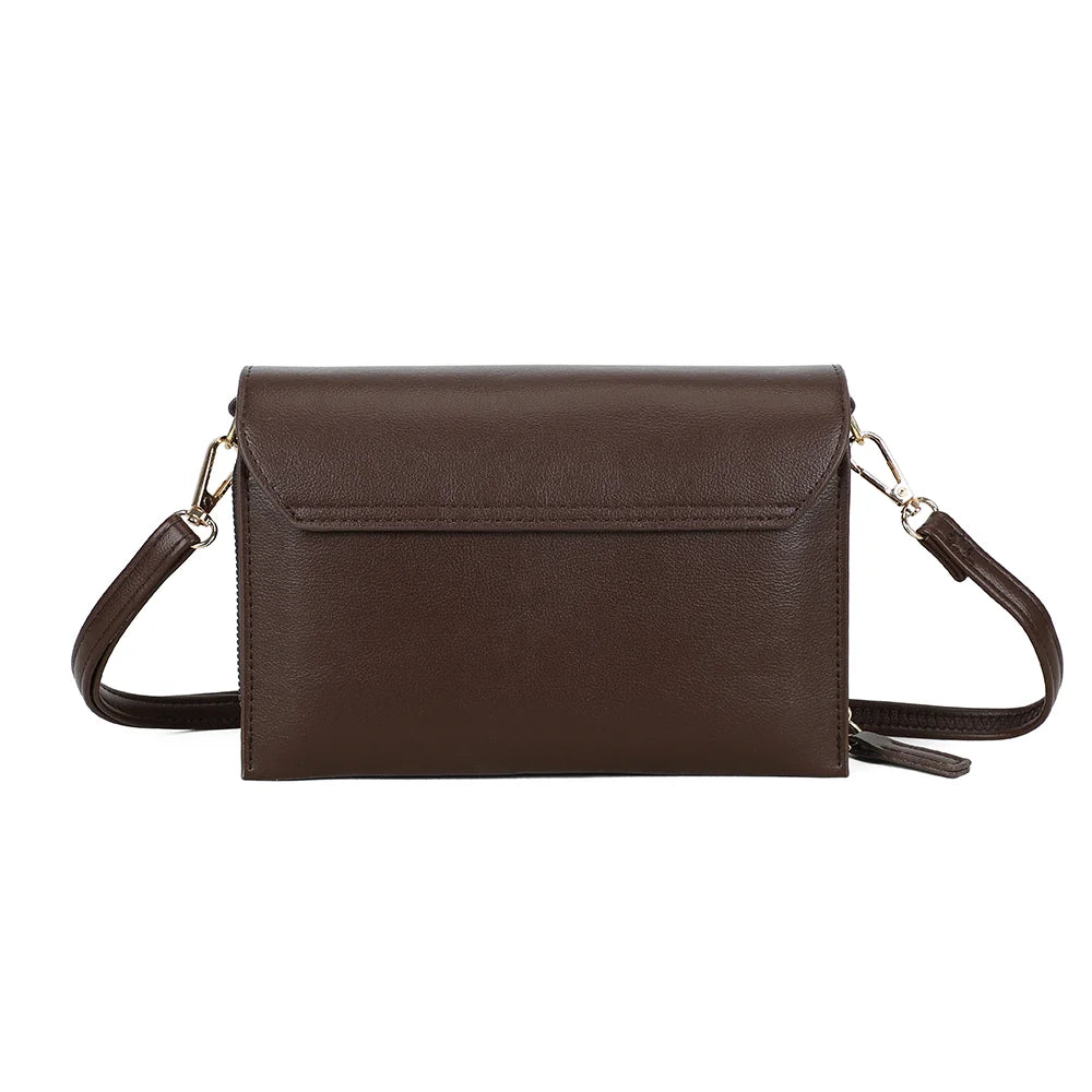 Dos de la pochette Alessia café, lisse et épuré, avec sa bandoulière réglable – réf. SF-69006-1