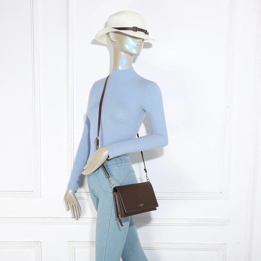 Pochette Alessia café portée par une femme en bandoulière, à l’épaule ou en travers – réf. SF-69006-1