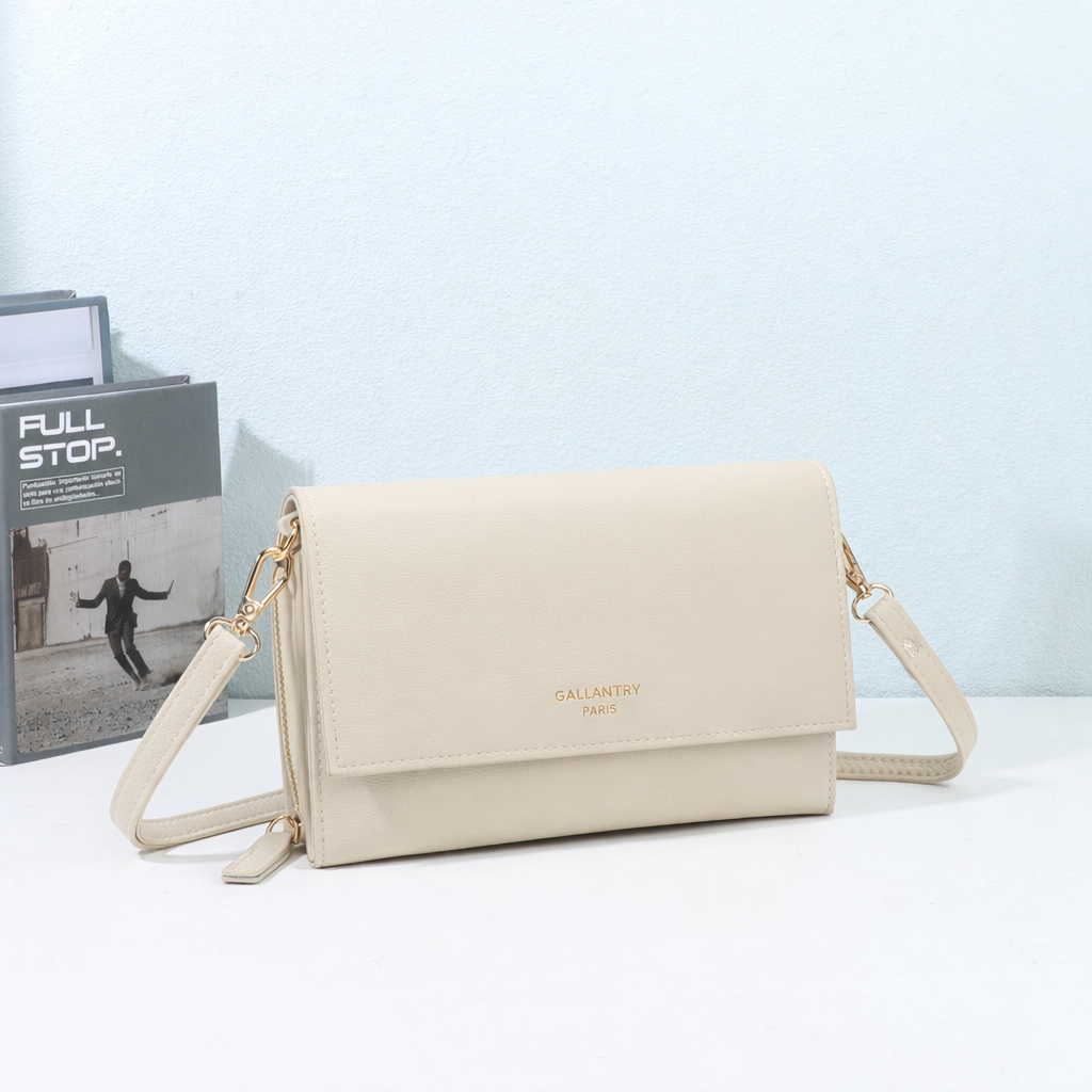 Pochette bandoulière Alessia beige mise en scène – visuel d’ambiance créé avec l’IA – Gallantry Paris