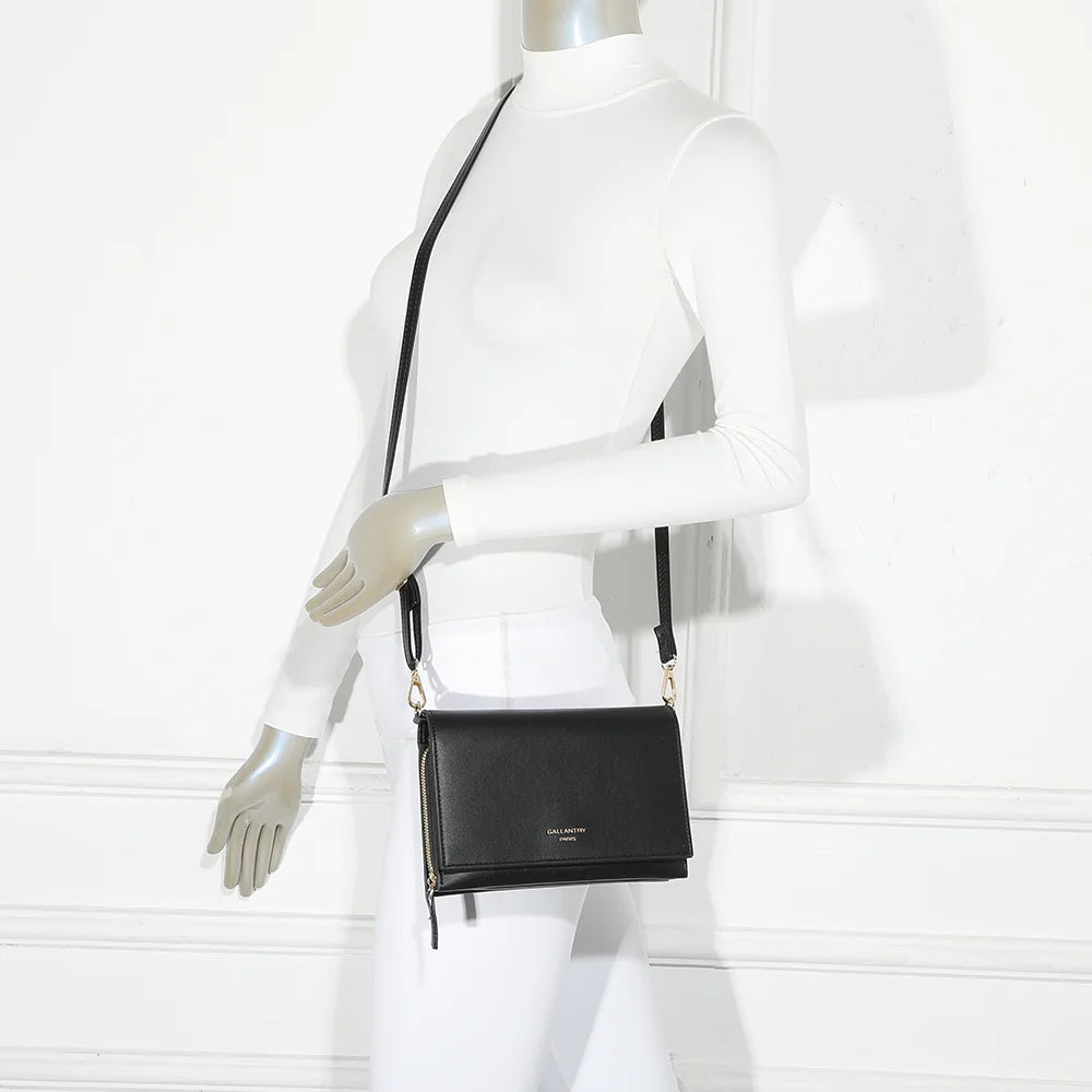 Pochette Alessia noir portée par une femme en bandoulière, à l’épaule ou en travers – réf. SF-69006-1
