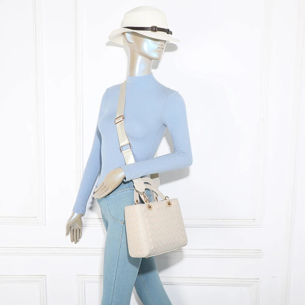 Sac Allure Tressée beige porté femme, à la main ou en bandoulière avec sa sangle ajustable – réf. DG-5816
