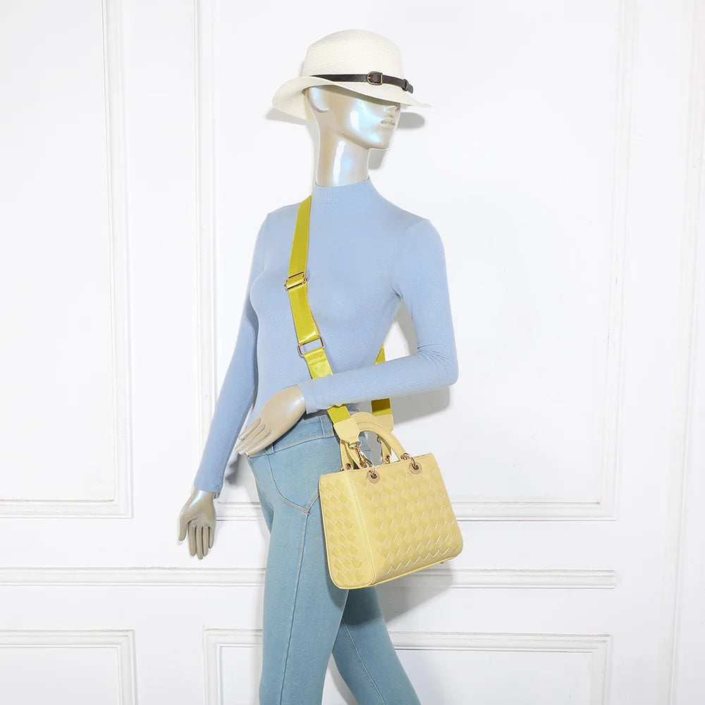 Sac Allure Tressée jaune porté femme, à la main ou en bandoulière avec sa sangle ajustable – réf. DG-5816