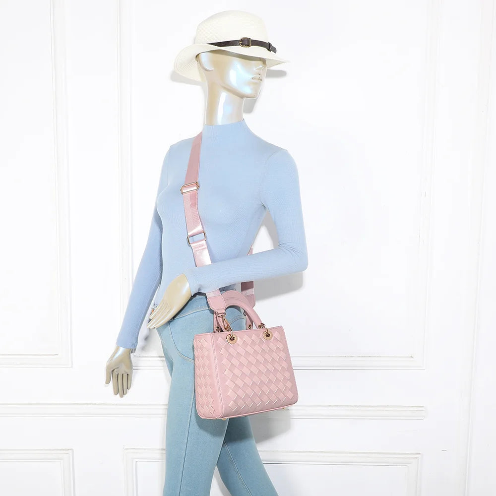 Sac Allure Tressée rose porté femme, à la main ou en bandoulière avec sa sangle ajustable – réf. DG-5816