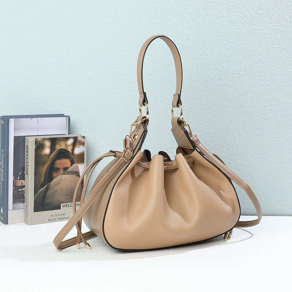 Sac à main femme Alma Trousse taupe foncé en simili cuir grainé posé dans un décor d’intérieur – visuel d’ambiance créé avec l’IA – Gallantry Paris