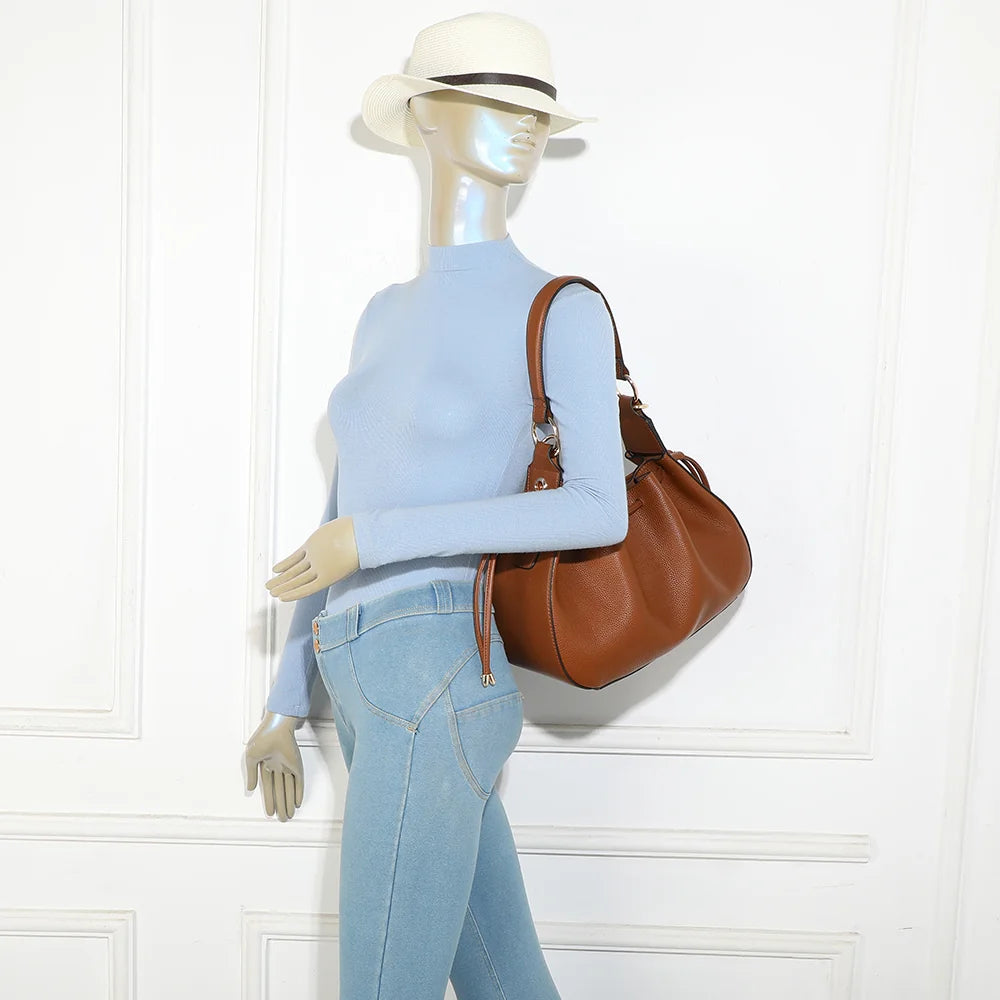 Sac femme Alma Trousse marron porté à l’épaule, anse courte et quincaillerie dorée en situation – réf. DQ-8717