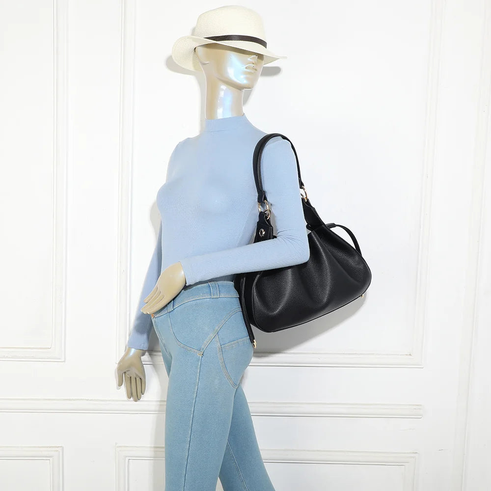 Sac femme Alma Trousse noir porté à l’épaule, anse courte et quincaillerie dorée en situation – réf. DQ-8717