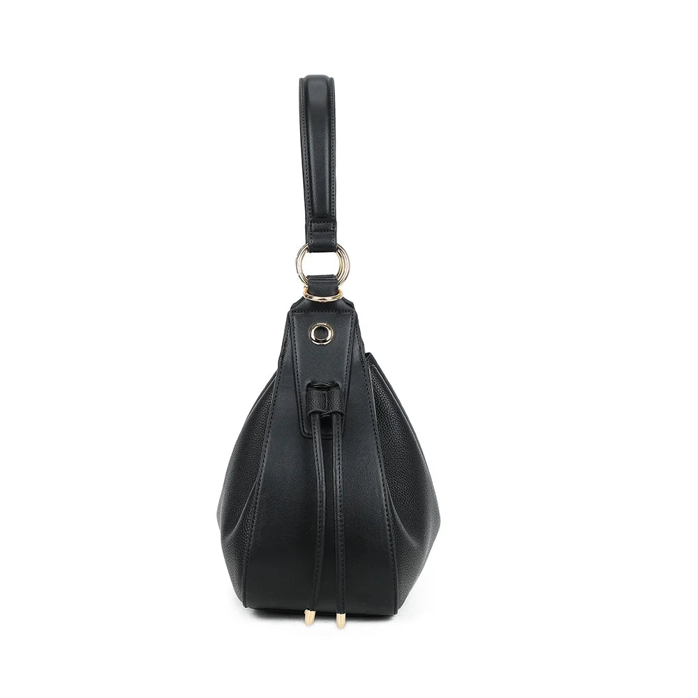 Profil de l’Alma Trousse noir : 13 cm de profondeur et cordon latéral terminé par des embouts dorés – réf. DQ-8717