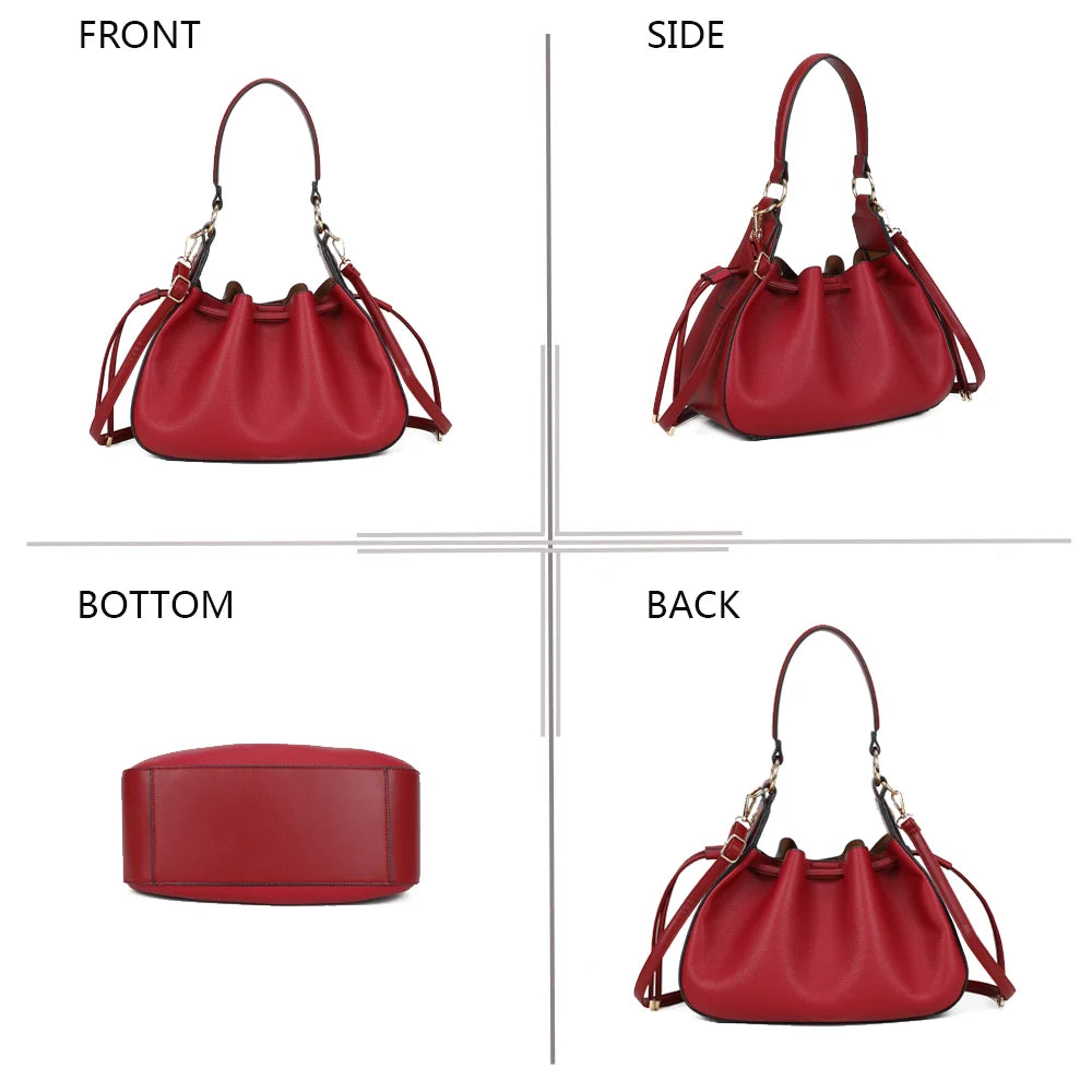L’Alma Trousse rouge foncé sous quatre angles : face, côté, dessous et dos, en simili cuir grainé – réf. DQ-8717