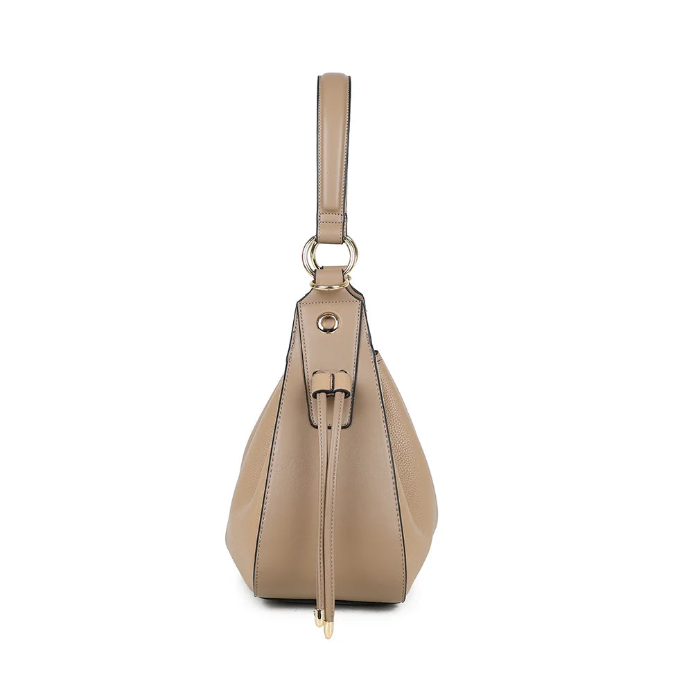 Profil de l’Alma Trousse taupe foncé : 13 cm de profondeur et cordon latéral terminé par des embouts dorés – réf. DQ-8717