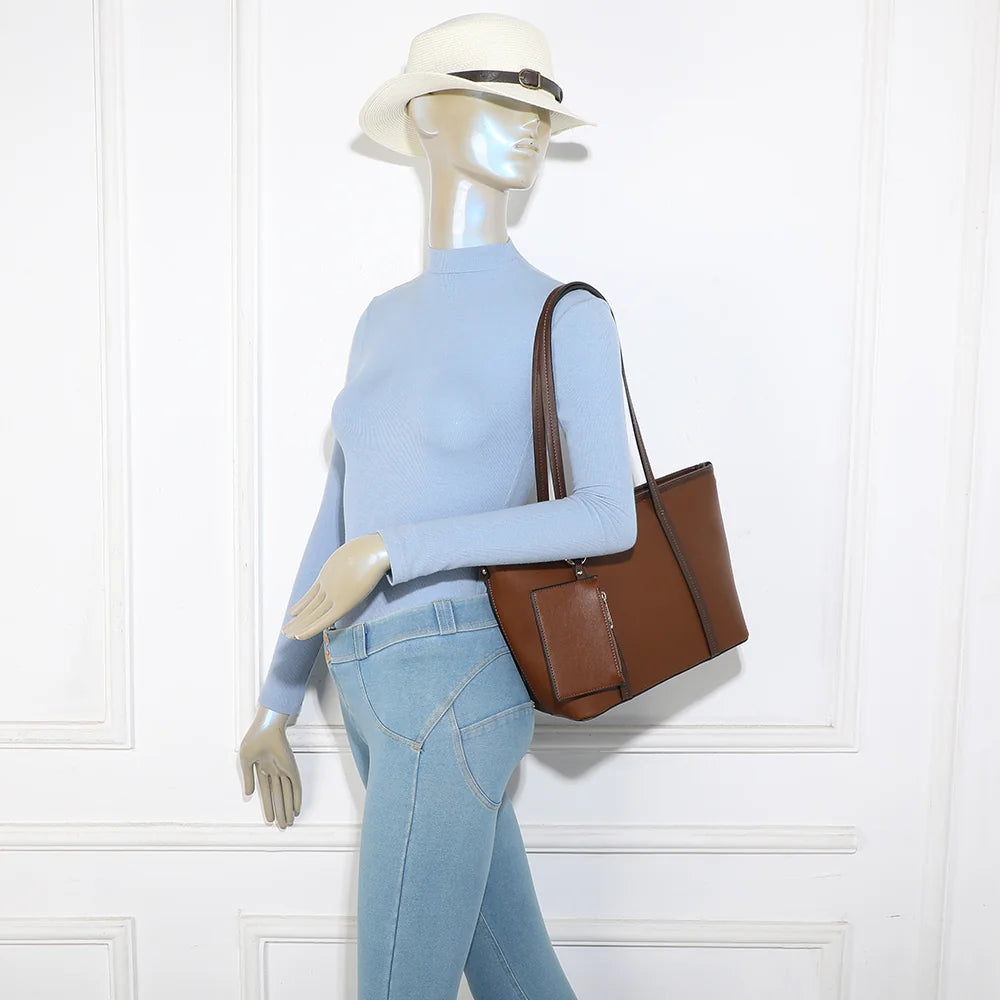 Sac cabas femme Alméa marron porté à l’épaule grâce à ses longues anses de 28 cm