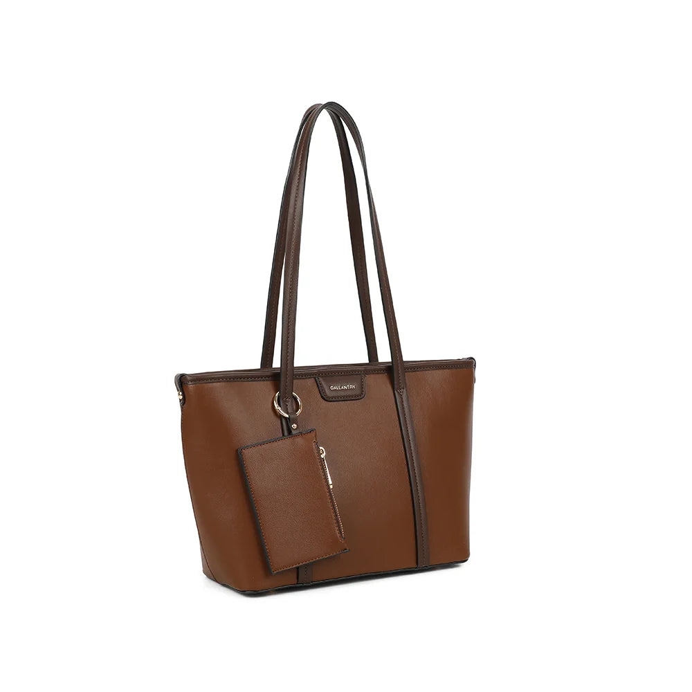 Alméa marron de trois quarts : ligne structurée, plaque logo et anneau doré retenant la pochette