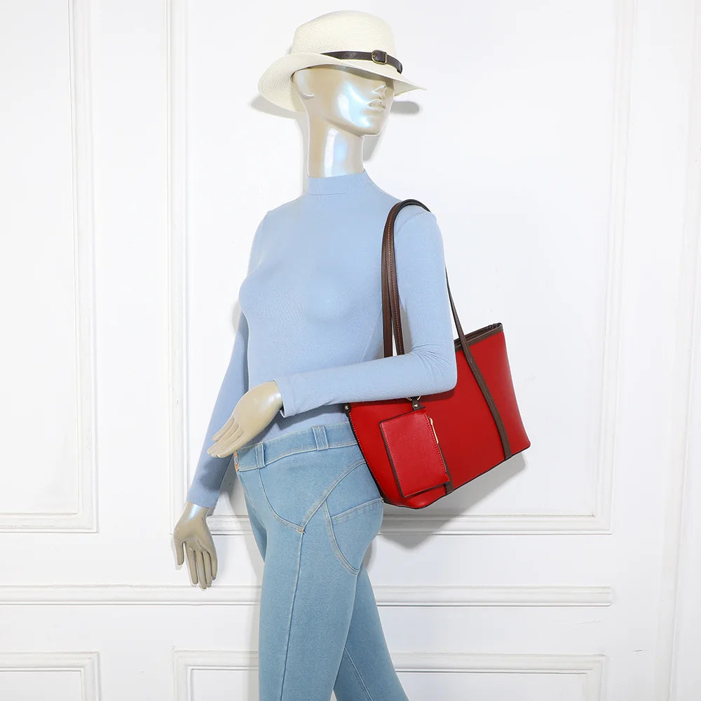 Sac cabas femme Alméa rouge porté à l’épaule grâce à ses longues anses de 28 cm
