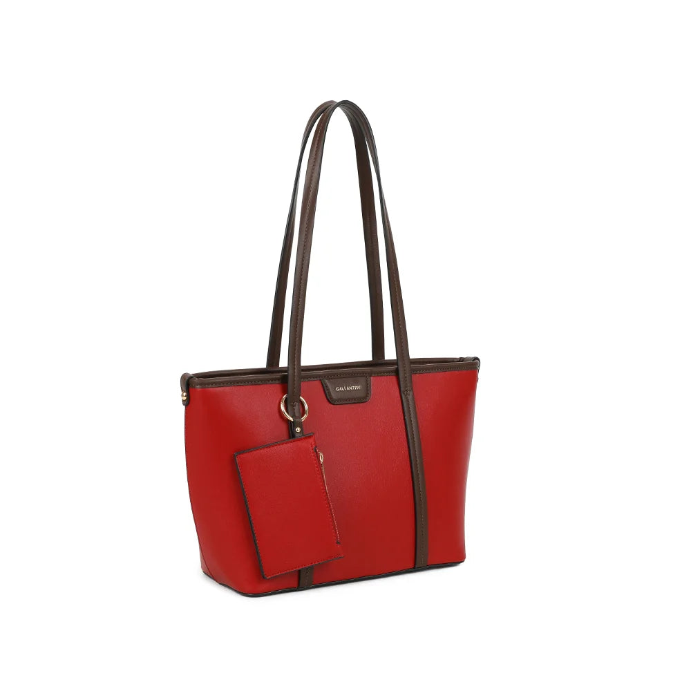 Alméa rouge de trois quarts : ligne structurée, plaque logo et anneau doré retenant la pochette