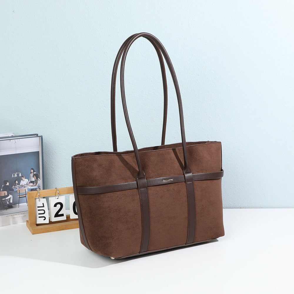 Sac à main Althéa Coffee en suédine mis en scène dans un décor – visuel d’ambiance créé avec l’IA – Gallantry Paris