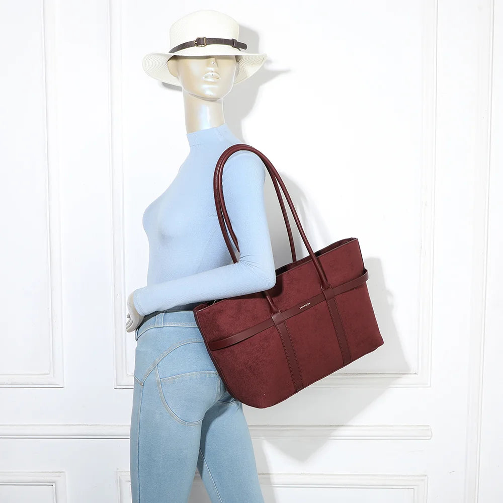 Althéa bordeaux porté à l’épaule par une femme, grâce à ses deux anses longues de 31 cm – réf. R-2025