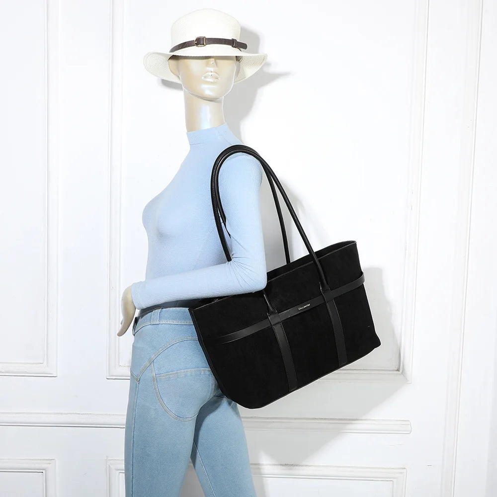 Althéa noir porté à l’épaule par une femme, grâce à ses deux anses longues de 31 cm – réf. R-2025
