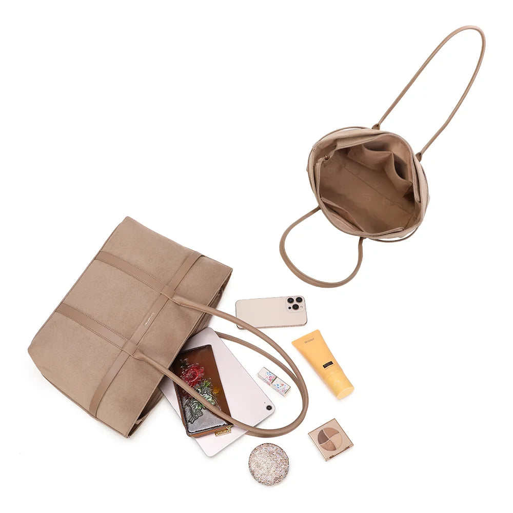 Intérieur spacieux d’Althéa taupe foncé : doublure synthétique beige à motif G, place pour une tablette – réf. R-2025