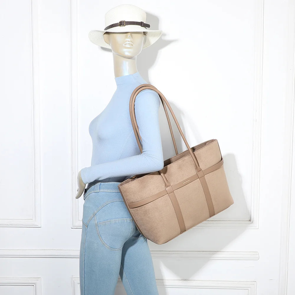 Althéa taupe foncé porté à l’épaule par une femme, grâce à ses deux anses longues de 31 cm – réf. R-2025