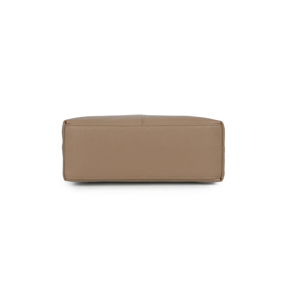 Dessous du sac Amélie taupe foncé en simili cuir grainé, un format de 33 × 12 × 25 cm pour l’essentiel – réf. JC-53005