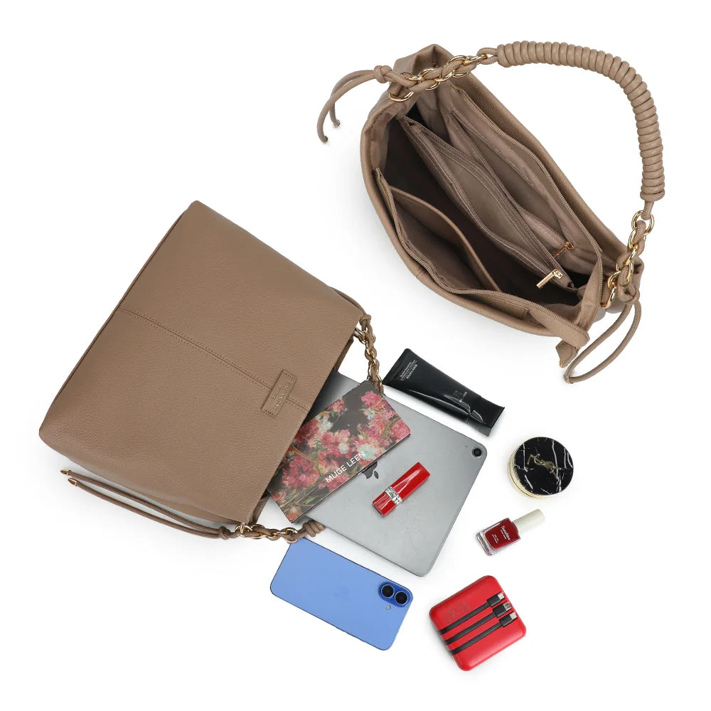 Intérieur du sac Amélie taupe foncé : plusieurs compartiments et une poche zippée pour ranger vos affaires – réf. JC-53005