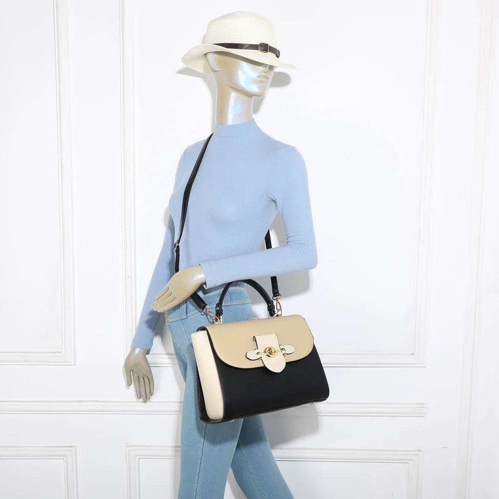 Sac à main femme Améline taupe porté, avec sa bandoulière amovible et réglable – réf. DQ-8720