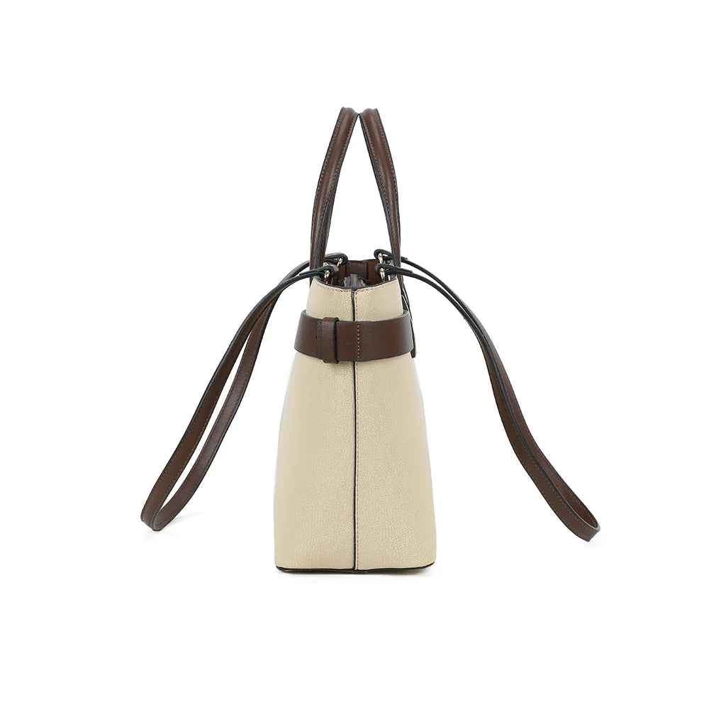 Profil du sac Aria taupe/coffee : 13 cm de profondeur et patte de ceinture sur le côté – réf. DQ-8714