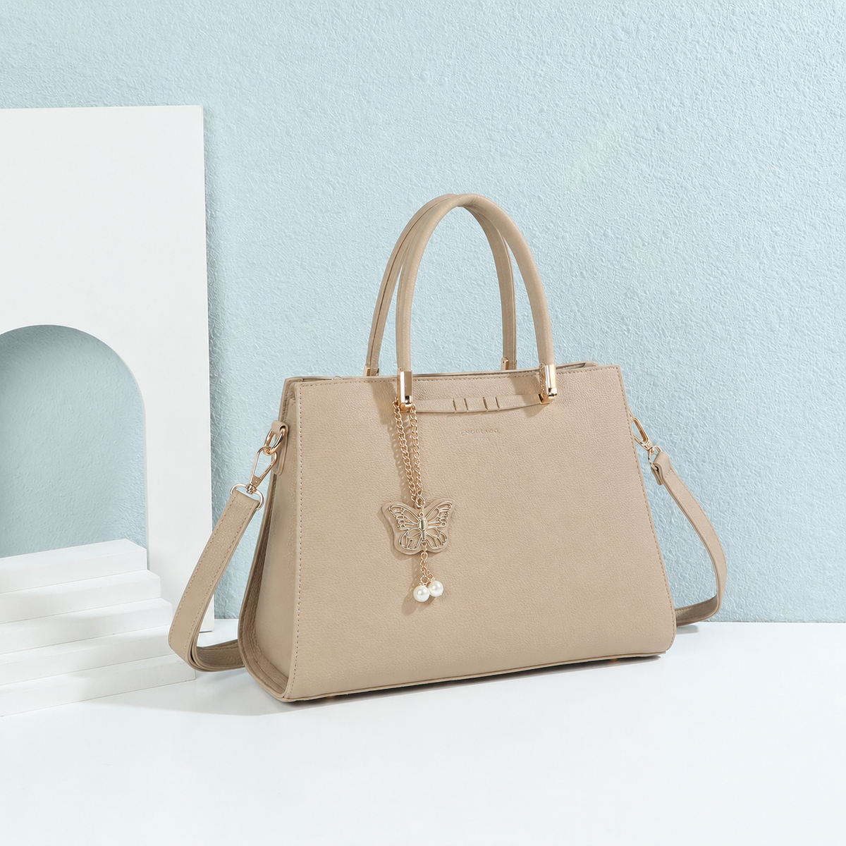 Sac à main Ariane taupe clair mis en scène dans un décor d’intérieur – visuel d’ambiance créé avec l’IA – Gallantry Paris