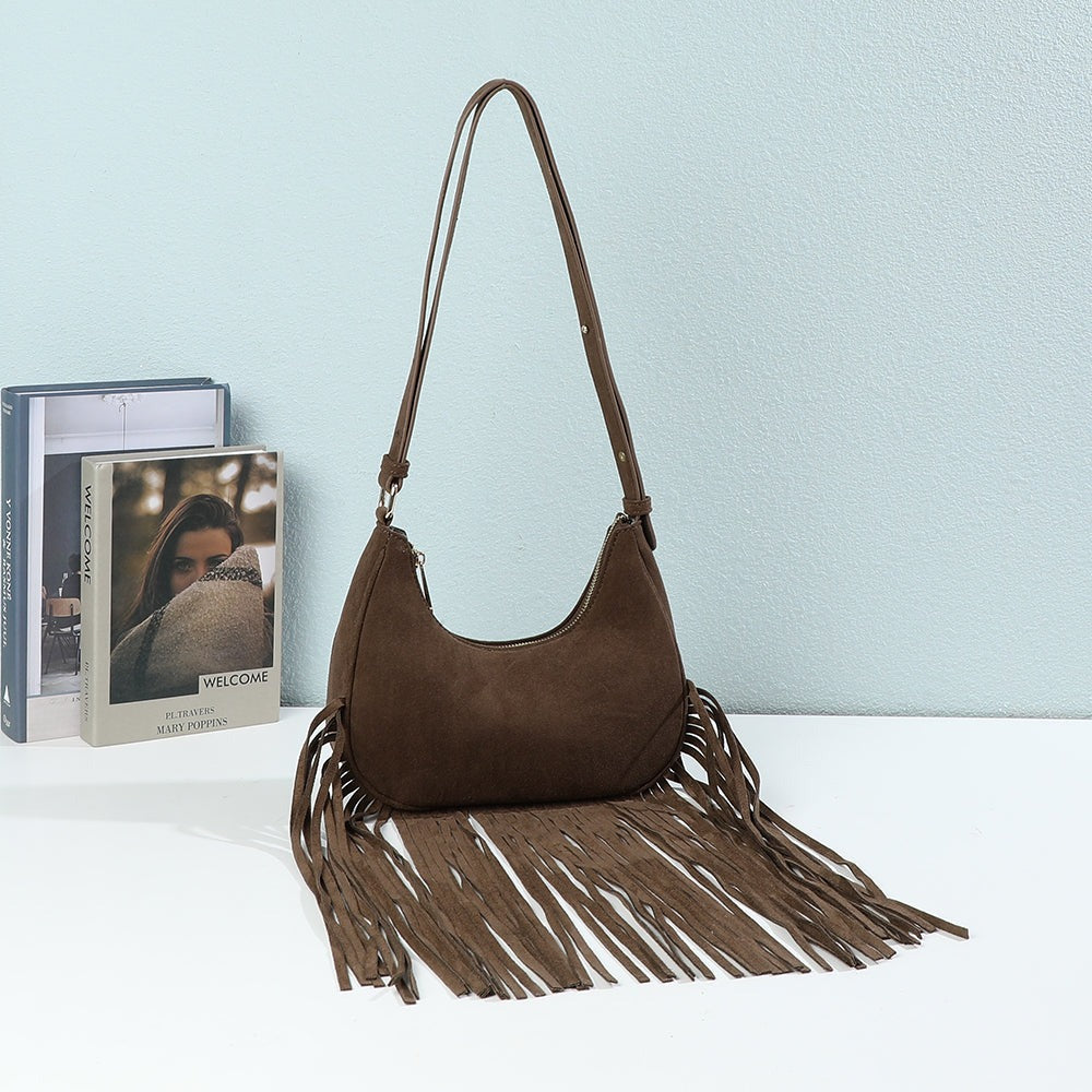 Sac bandoulière Arizona Suédine à longues franges posé dans un décor – visuel d’ambiance créé avec l’IA – Gallantry Paris