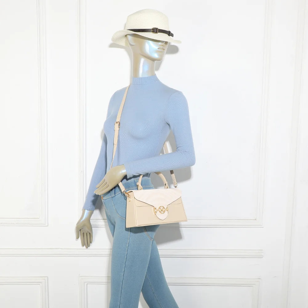 Sac à main femme Artemisia beige porté en bandoulière grâce à sa sangle amovible et ajustable – réf. YL-26013
