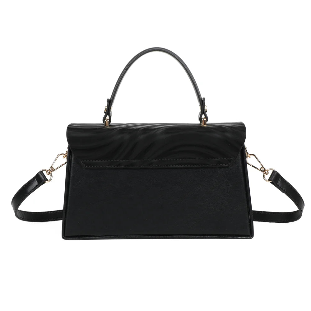 Dos du sac Artemisia noir, surface lisse et anse main fixée par des attaches dorées – réf. YL-26013