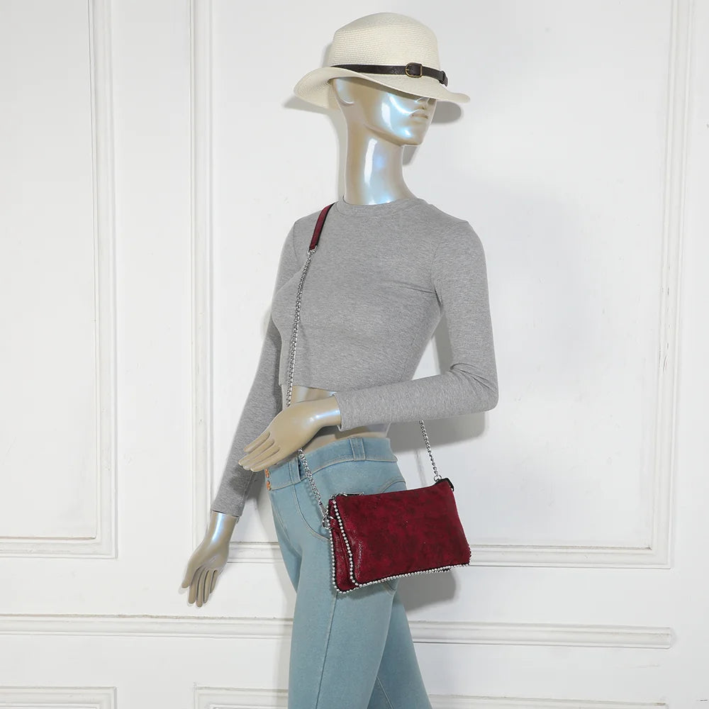 Sac Aurora bordeaux porté en bandoulière par une femme, chaîne argentée en travers du corps – réf. KJ-62015
