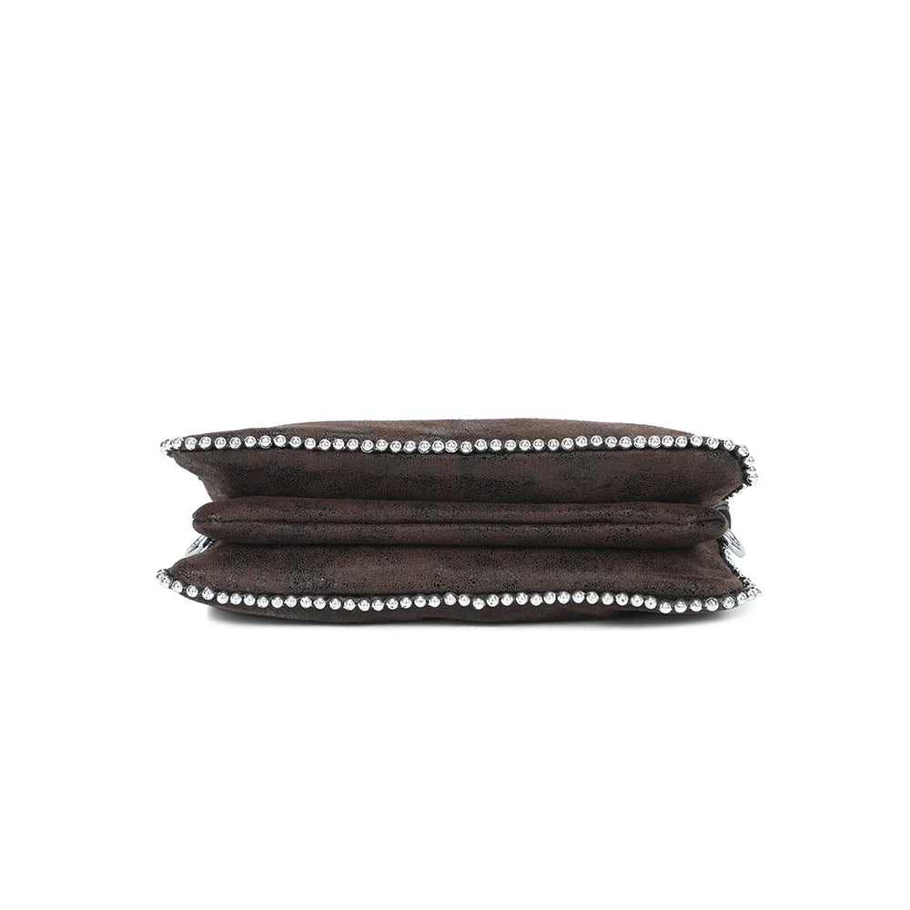 Dessous du sac Aurora café, bordé de petites billes métalliques argentées sur tout le contour – réf. KJ-62015