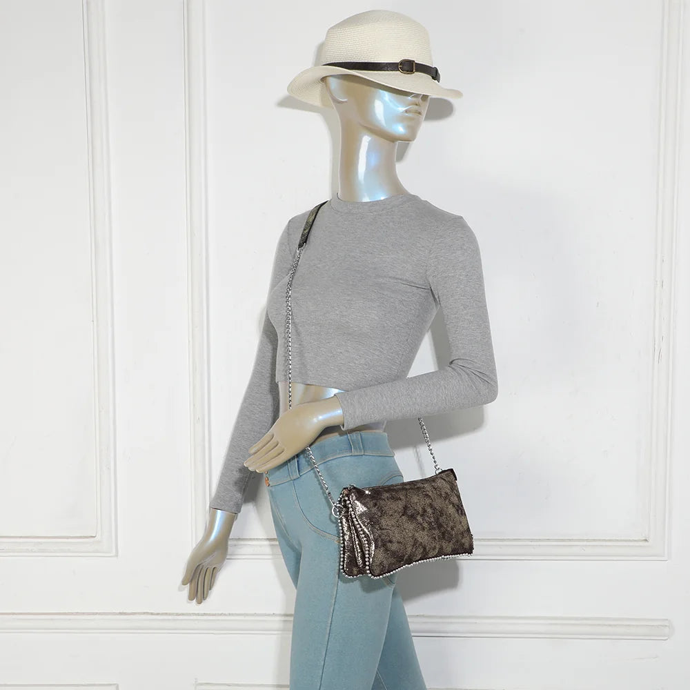 Sac Aurora thegold porté en bandoulière par une femme, chaîne argentée en travers du corps – réf. KJ-62015