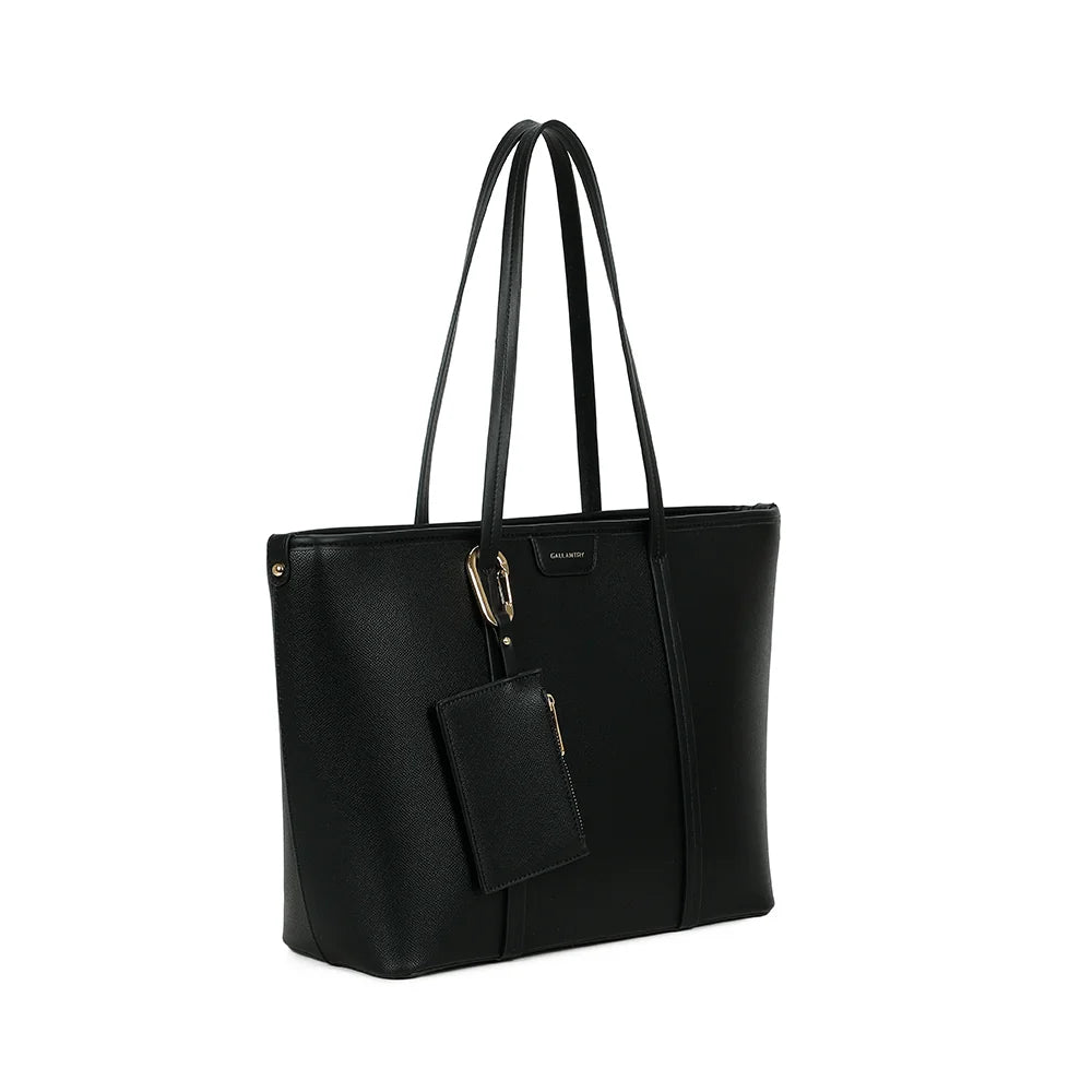 Aveline noir vu de trois quarts : silhouette structurée et mousqueton doré qui retient la pochette – réf. M-9442-2