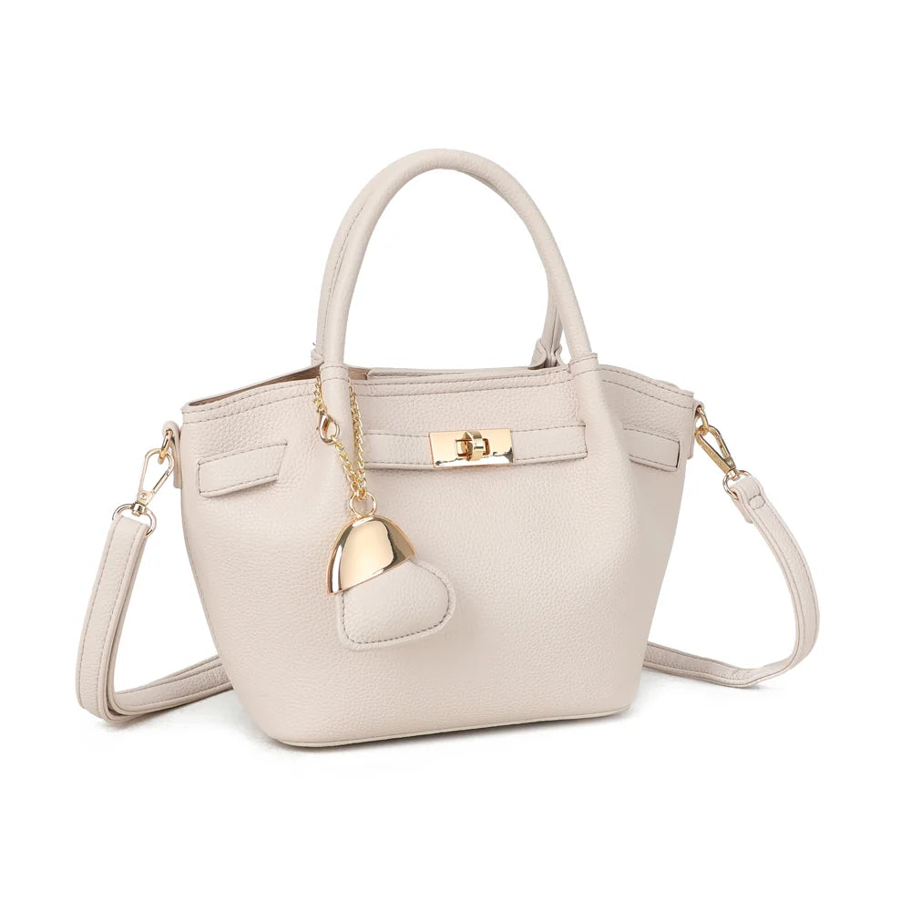 Blossom beige vu de trois quarts : silhouette compacte évasée et patte façon ceinture à fermoir doré – réf. A-9149